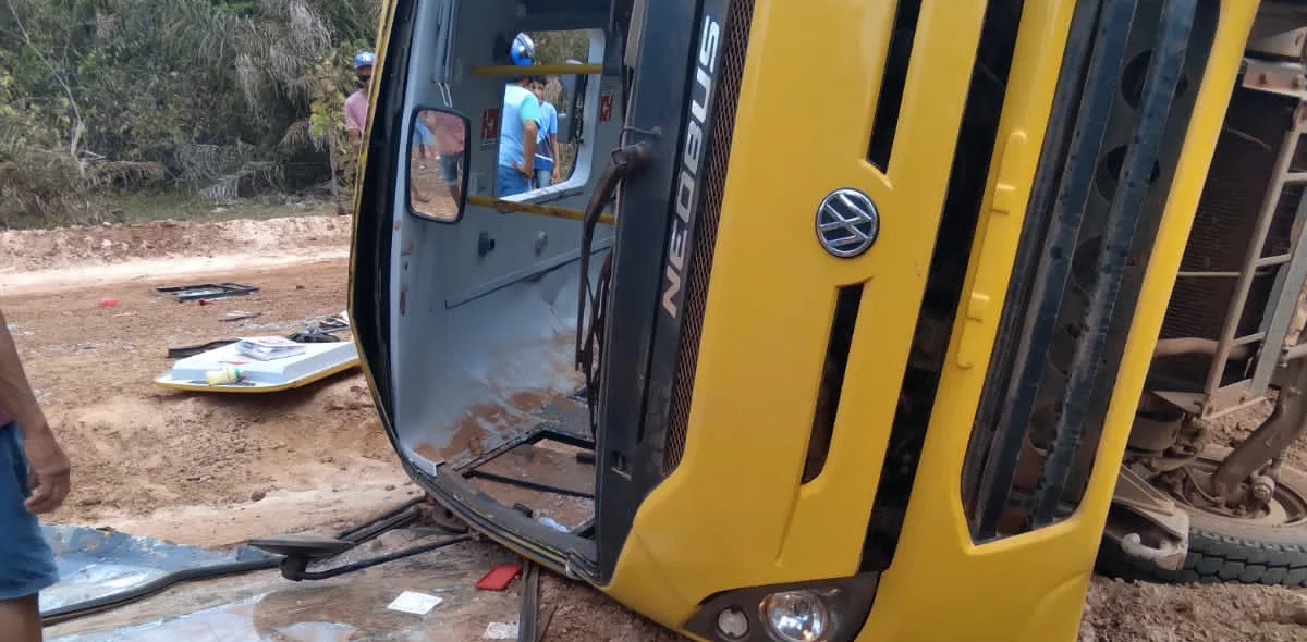 Devido ao acidente os vidros do ônibus quebraram