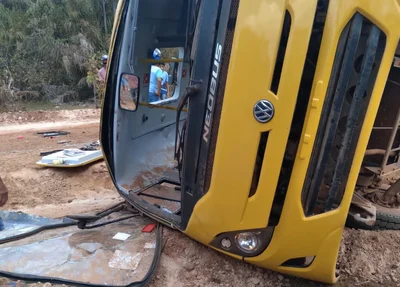 Devido ao acidente os vidros do ônibus quebraram