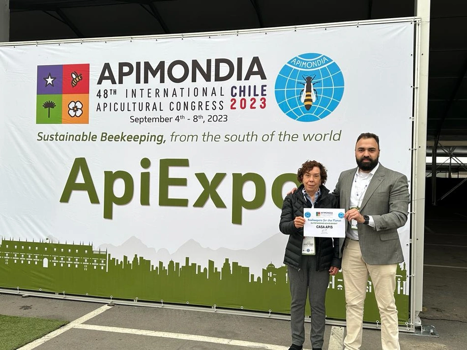 Diretor executivo da Casa Apis, Wellington Dantas, recebendo a premiação em Santiago