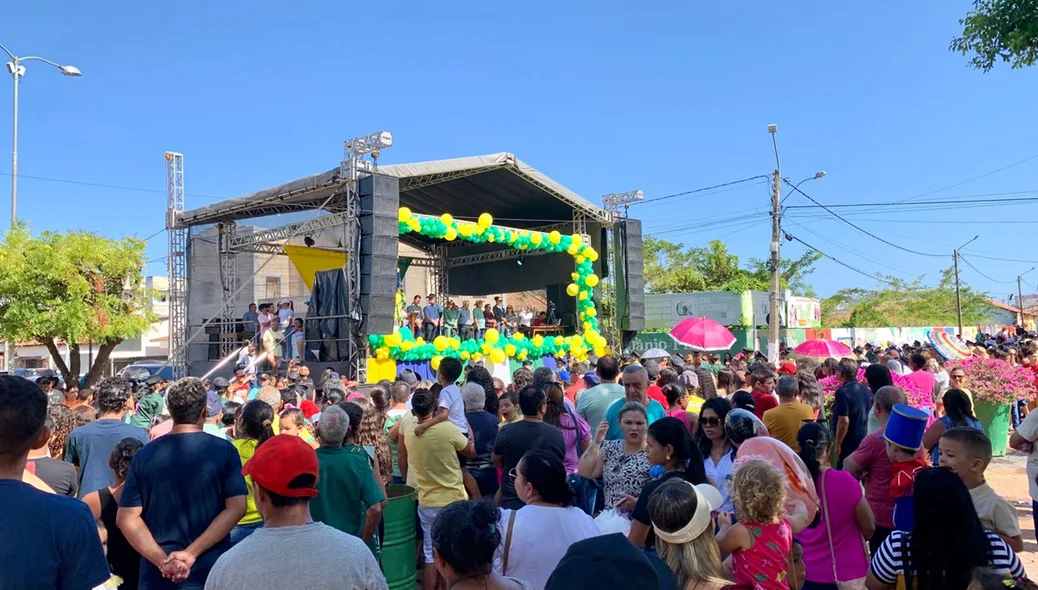 Diversos secretários municipais e vereadores da cidade de Esperantina prestigiaram o desfile