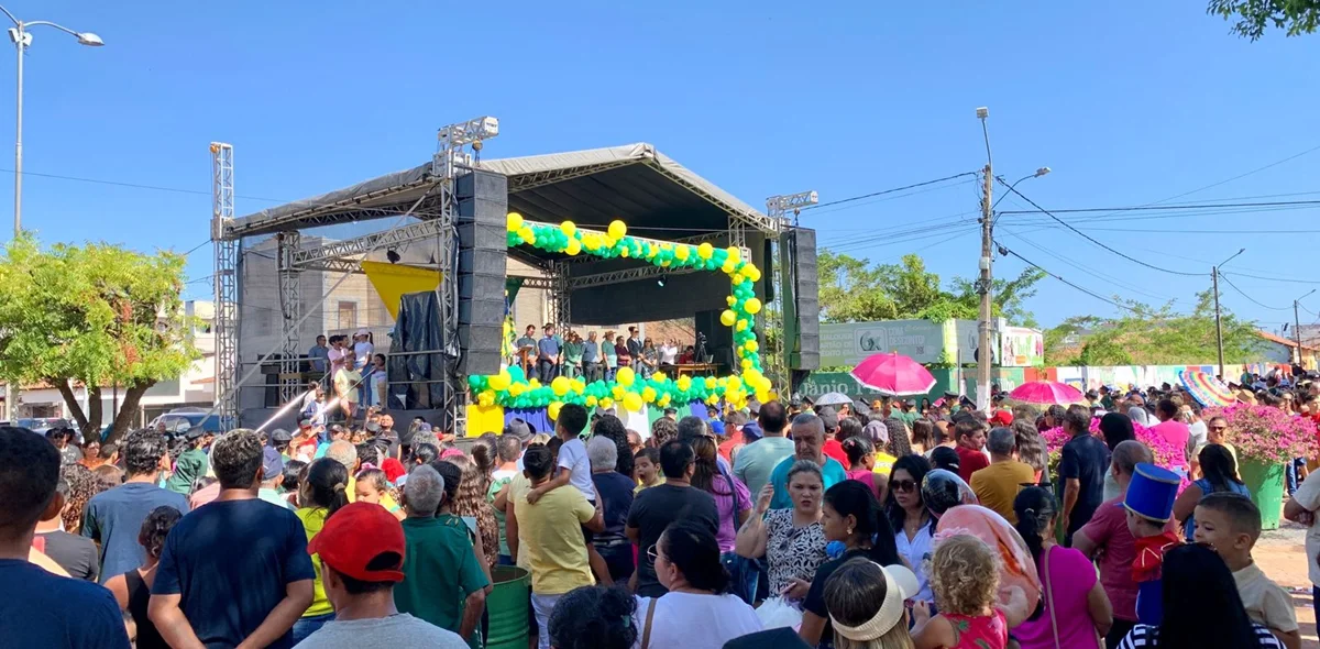 Diversos secretários municipais e vereadores da cidade de Esperantina prestigiaram o desfile