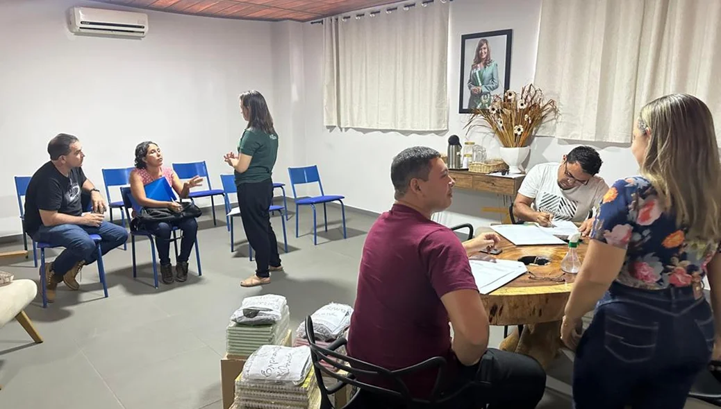 Durante a reunião, foi realizada a entrega do material necessário para a implementação da assistência técnica nessas áreas estratégicas.