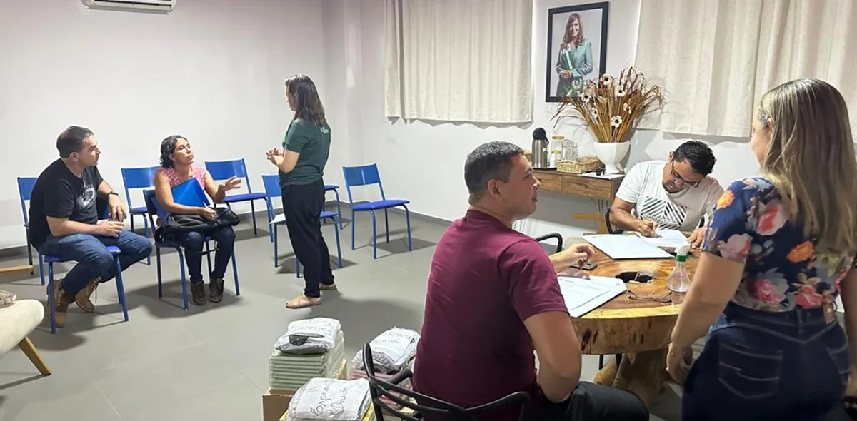 Durante a reunião, foi realizada a entrega do material necessário para a implementação da assistência técnica nessas áreas estratégicas.