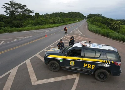 Equipe da PRF durante fiscalização em rodovia