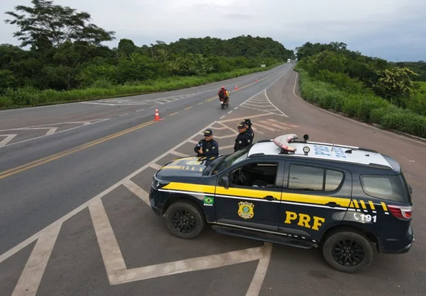 Equipe da PRF durante fiscalização em rodovia