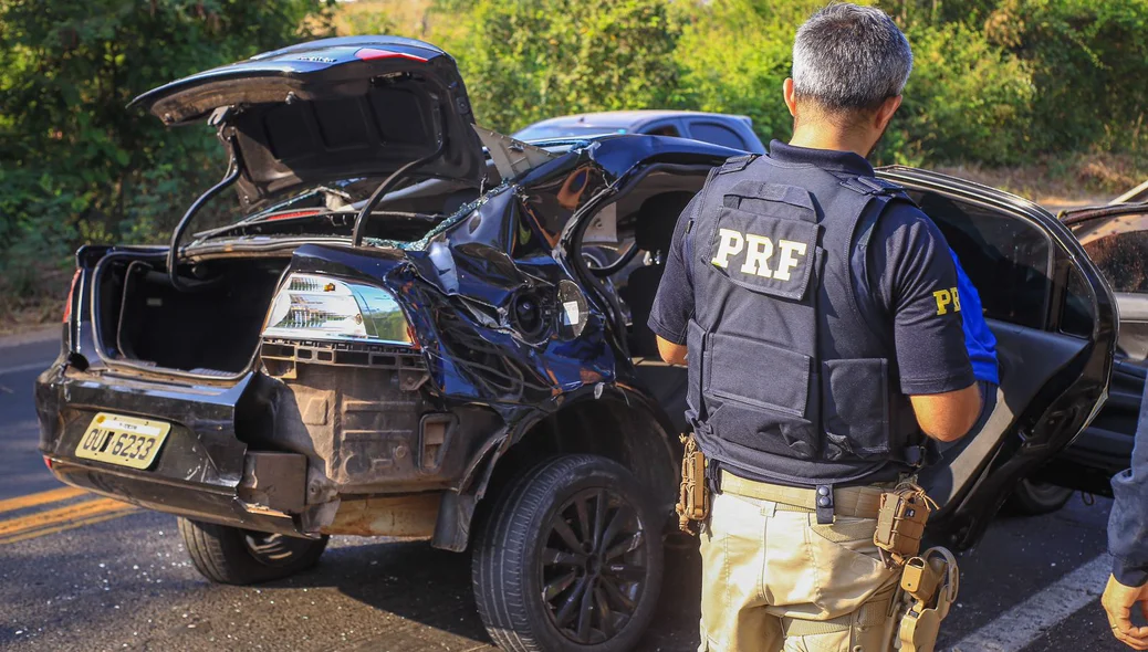 Equipe da PRF em atendimento da ocorrência