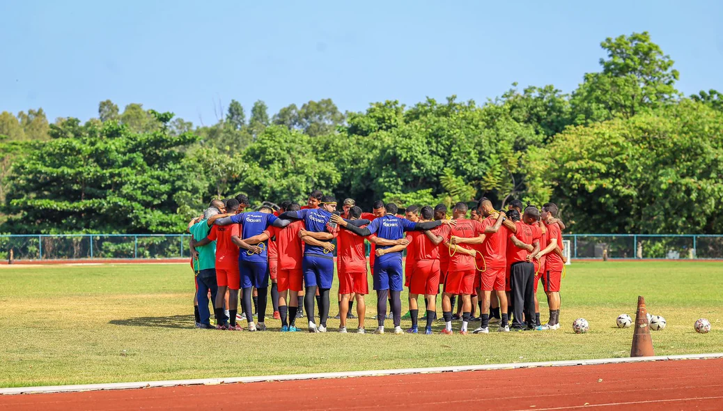 Equipe do Flamengo-PI reunida para conversa antes do treino