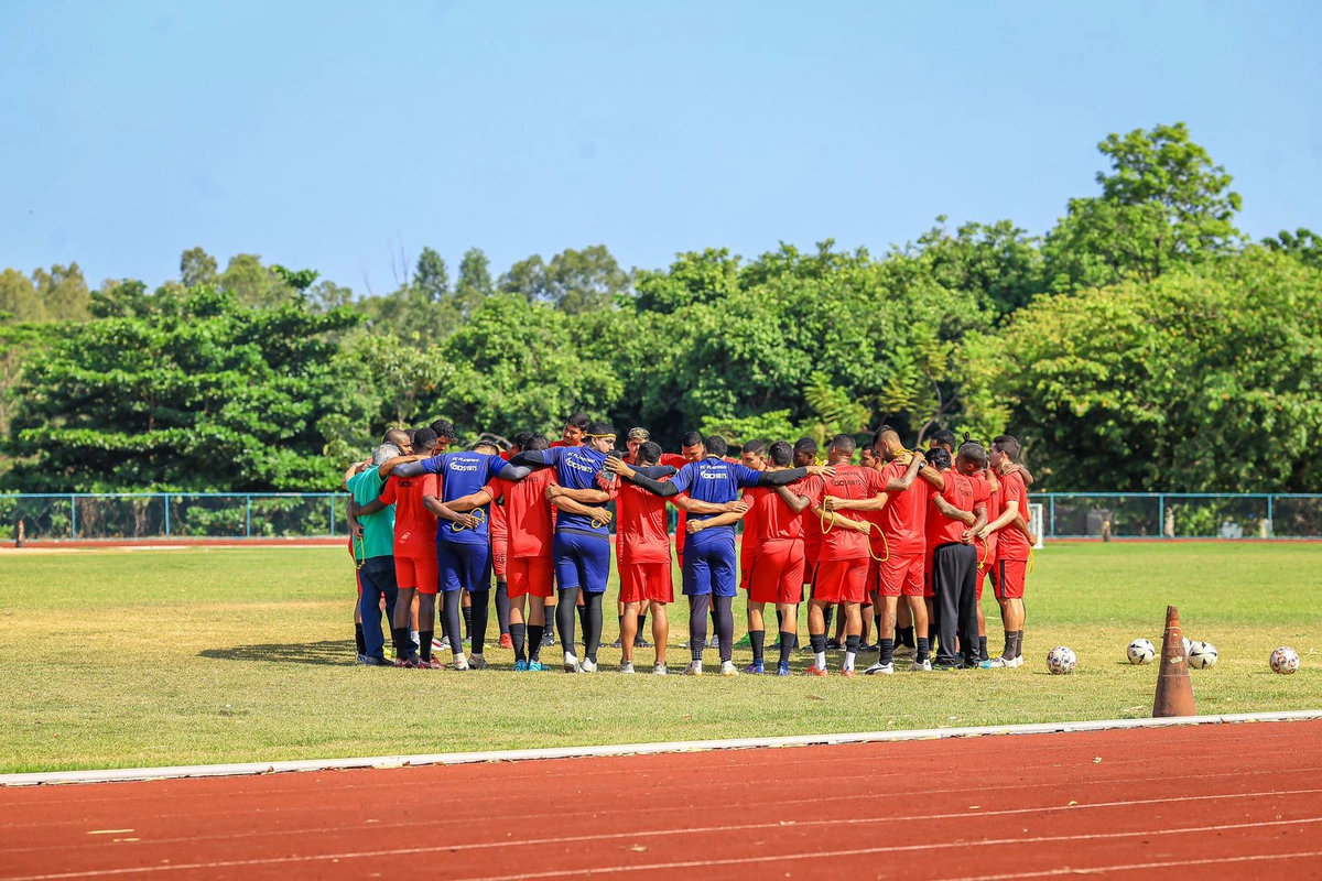 Equipe do Flamengo-PI reunida para conversa antes do treino