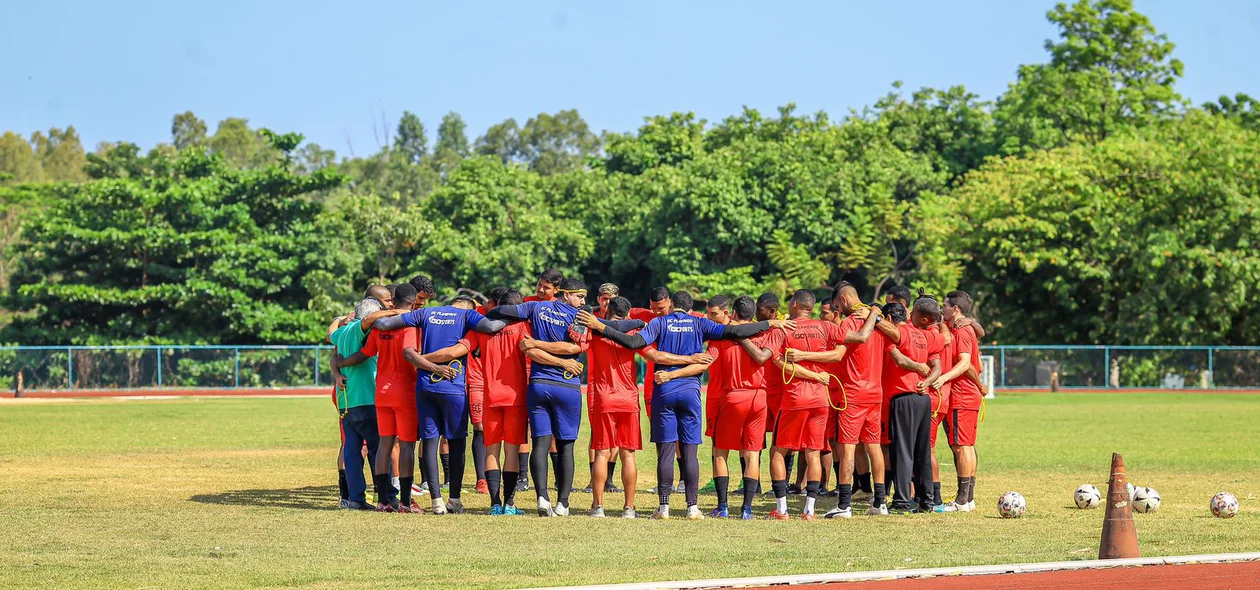Equipe do Flamengo-PI reunida para conversa antes do treino