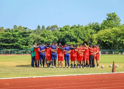 Equipe do Flamengo-PI reunida para conversa antes do treino