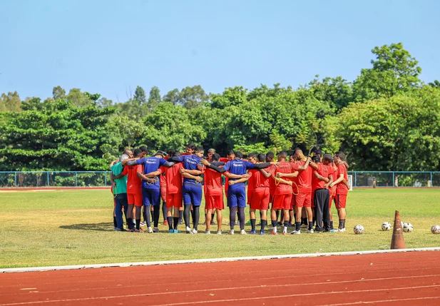 Equipe do Flamengo-PI reunida para conversa antes do treino