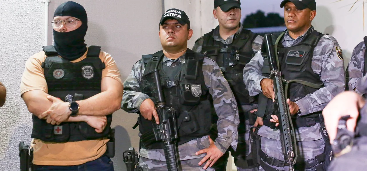 Equipes da PM prenderam os suspeitos