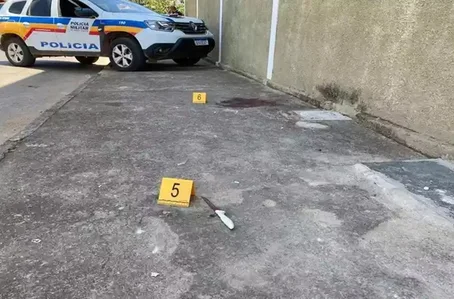 Faca utilizada no crime.