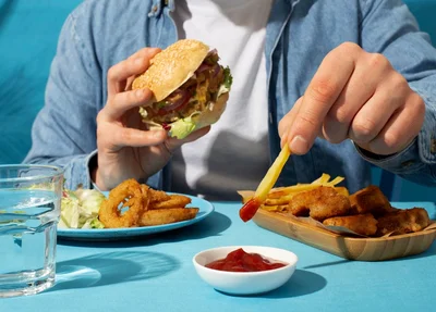 Fast food é um dos tipos de alimento que deve ser evitado