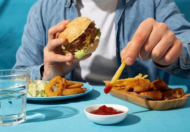 Fast food é um dos tipos de alimento que deve ser evitado