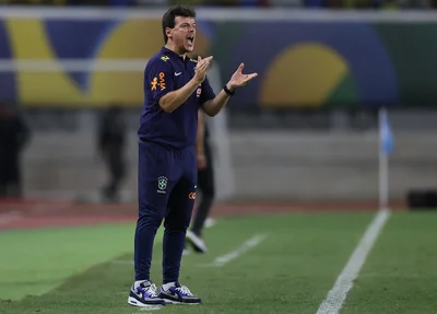 Fernando Diniz à beira do campo em Brasil x Bolívia