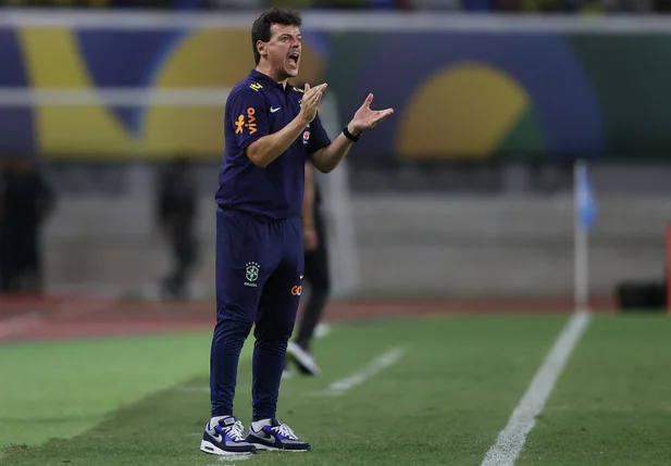 Fernando Diniz à beira do campo em Brasil x Bolívia