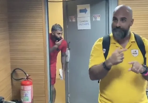 Gabigol invade coletiva de Dorival e manda beijo ao ex-técnico
