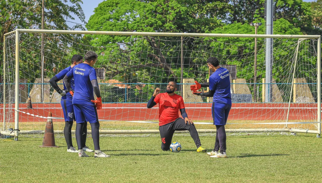 Goleiros realizaram treinamento separado