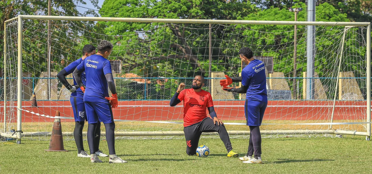 Goleiros realizaram treinamento separado