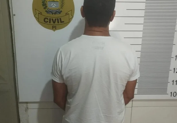 Homem identificado apenas pelas iniciais J.A.S, de 45 anos, é preso preventivamente pelo crime de estupro de vulnerável em Corrente, no Piauí