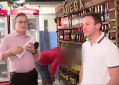 Homem tenta furtar garrafa de Whisky na frente de equipe de reportagem em Goiás