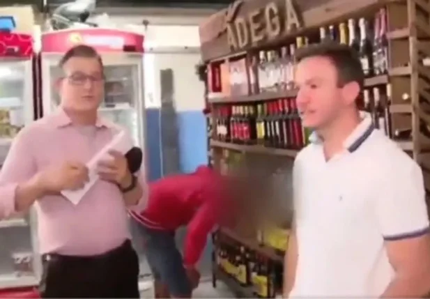 Homem tenta furtar garrafa de Whisky na frente de equipe de reportagem em Goiás