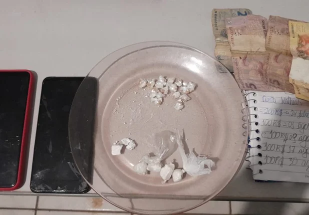 Ilícitos apreendidos em posse da suspeita