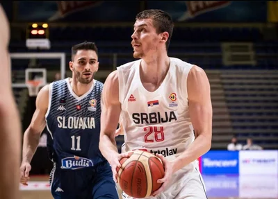 Jogador de basquete da Sérvia perde rim após cotovelada