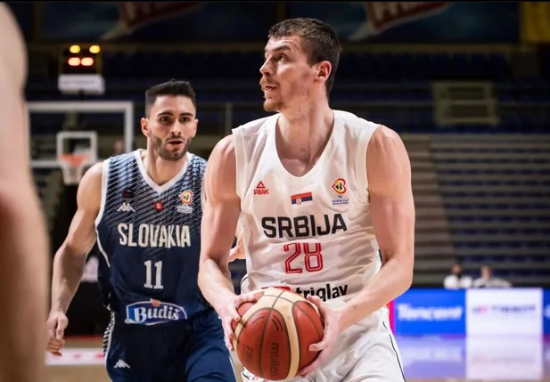 Jogador de basquete da Sérvia perde rim após cotovelada