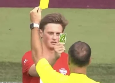 Jogador reage cartão amarelo com carta reversa do UNO