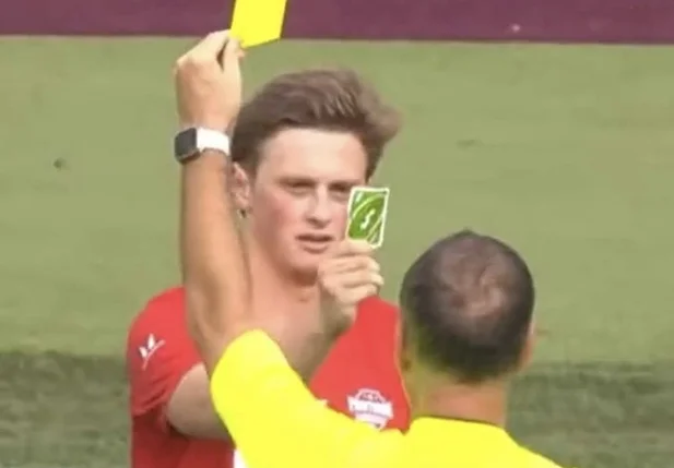 Jogador reage cartão amarelo com carta reversa do UNO