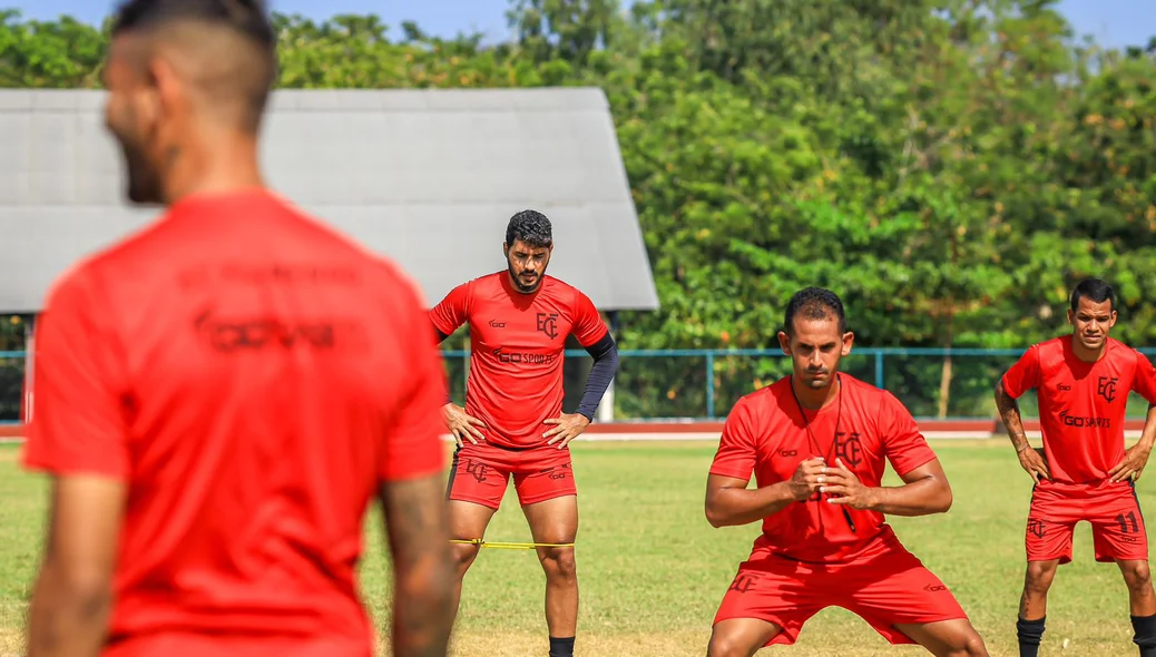 Jogadores realizam atividade focando no trabalho físico