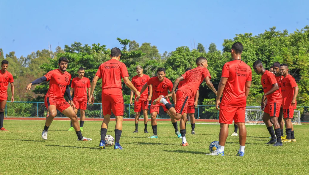 Jogadores realizam atividades com bola