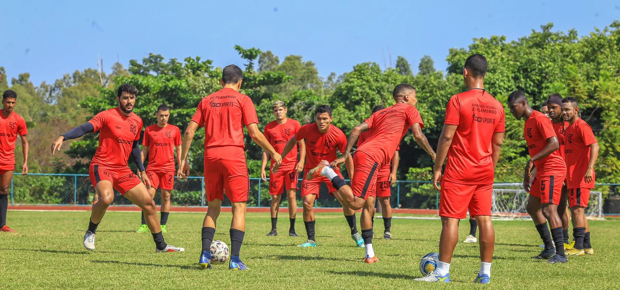 Jogadores realizam atividades com bola