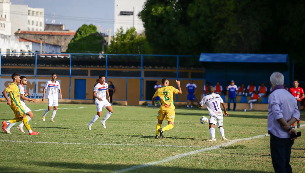 Jogo marcado por muita movimentação de bola