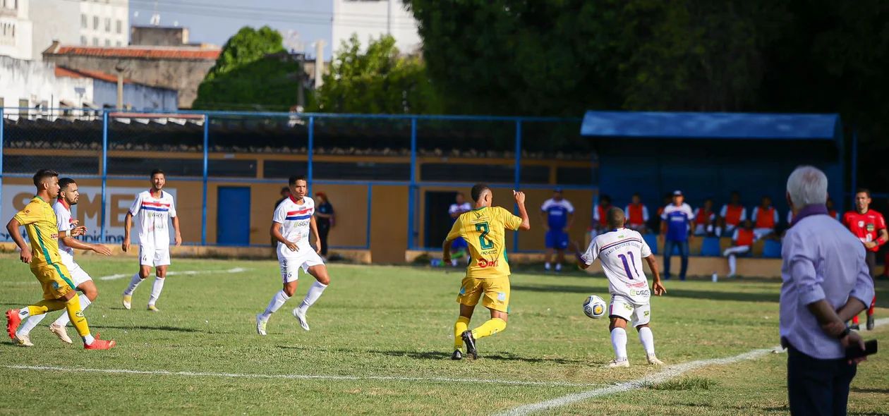 Jogo marcado por muita movimentação de bola