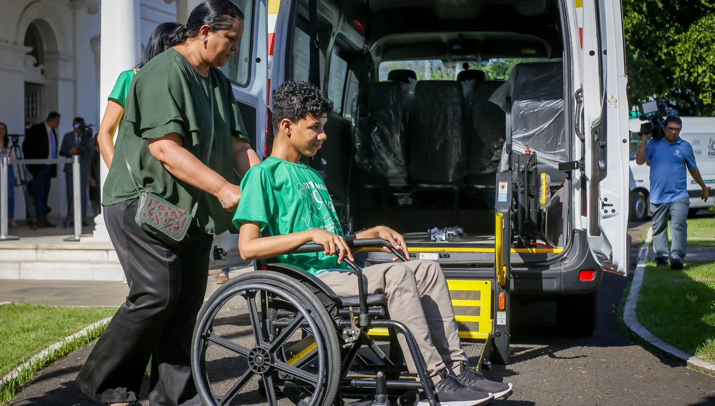 Jovens beneficiados com os veículos