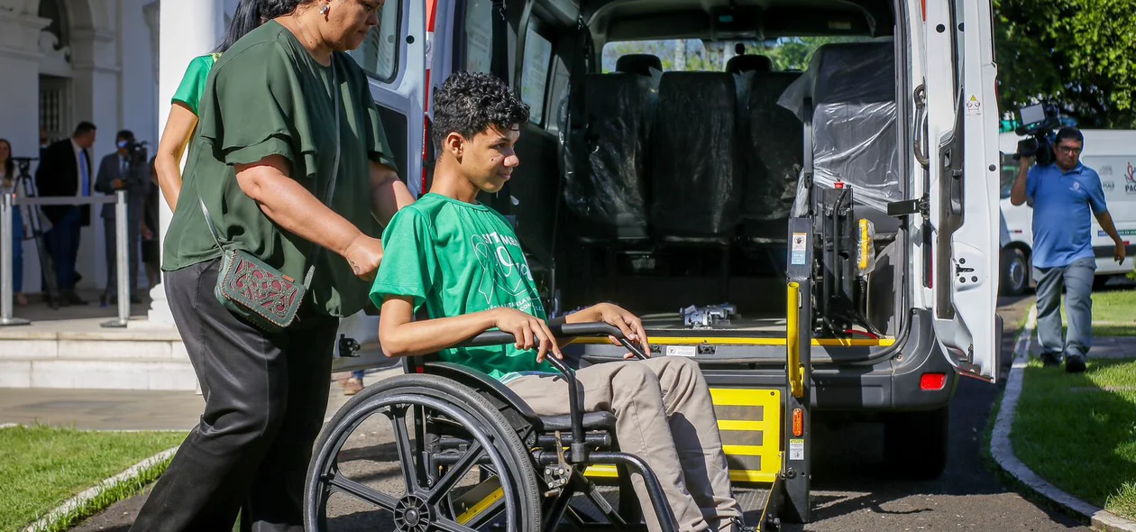 Jovens beneficiados com os veículos
