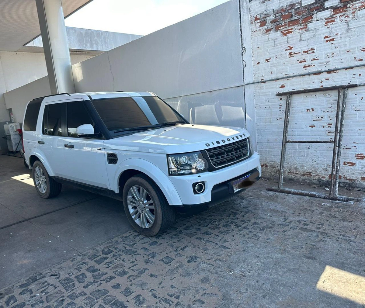 Land Rover Discovery onde a pistola calibre 380 foi localizada