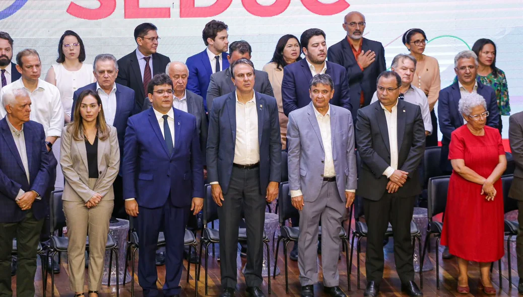 Líderes governistas em solenidade com o ministro Camilo Santana no Centro de Convenções de Teresina