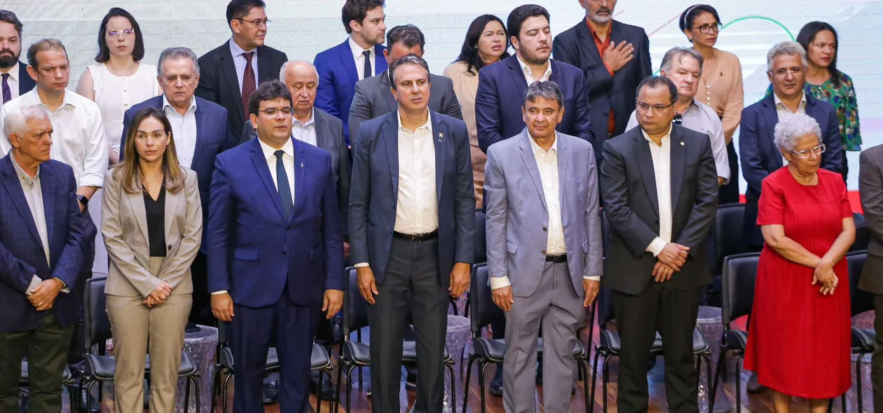Líderes governistas em solenidade com o ministro Camilo Santana no Centro de Convenções de Teresina