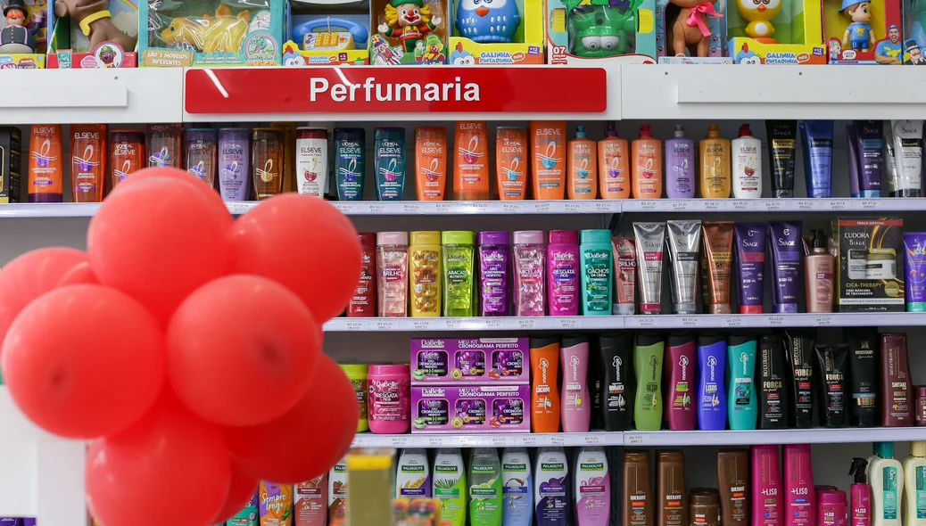 Linha de brinquedos e perfumaria da nova loja Hiperfarmax