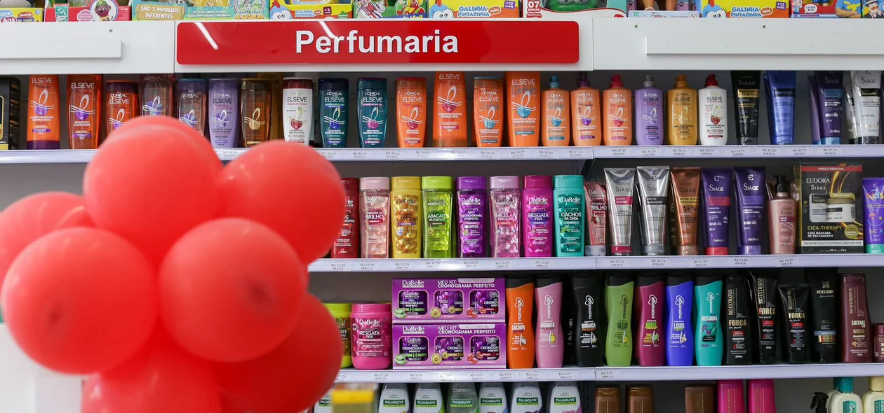 Linha de brinquedos e perfumaria da nova loja Hiperfarmax