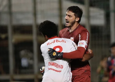 Lucas Evangelista abraça Cleiton após defesa de pênalti