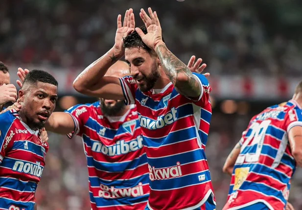 Lucero comemora gol do Fortaleza em cima do Corinthians