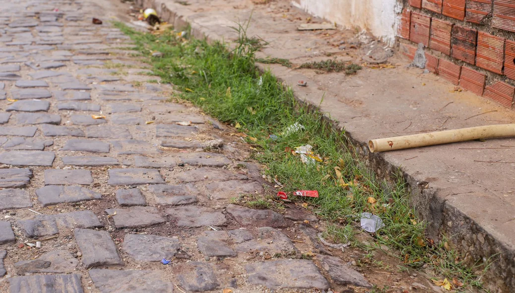 Manchas que podem ser de sangue foram encontradas na rua