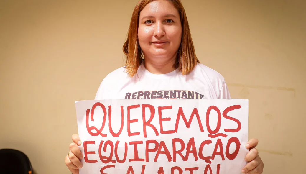 Manifestantes pedem equiparação salarial