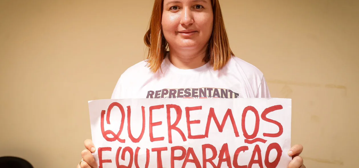 Manifestantes pedem equiparação salarial