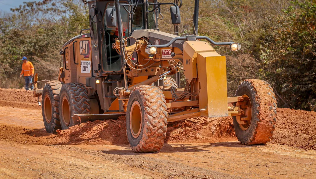 Máquinas trabalhando em duplicação de pista